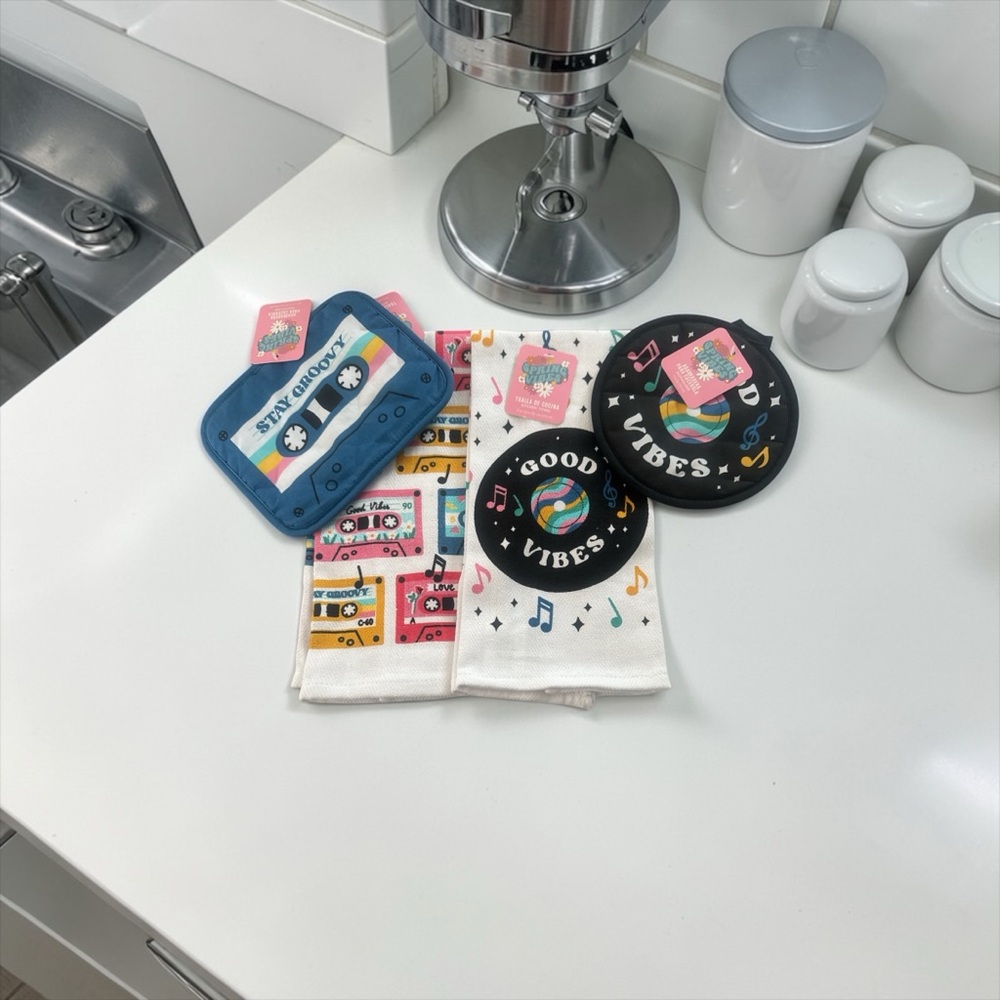 Spring Vibes Kitchen Towels & Potholders Set NWT
